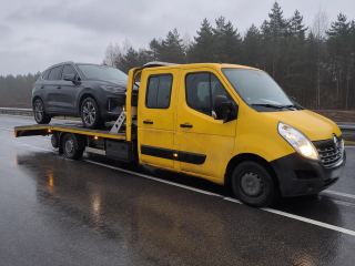 Auto elektryczne wciągnięte na platformę lawety – Rumia