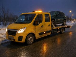 Pomoc drogowa po wypadku nocą – SUV na lawecie – Rumia