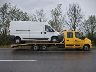 Transport pojazdu dostawczego na lawecie wiosną – Rumia