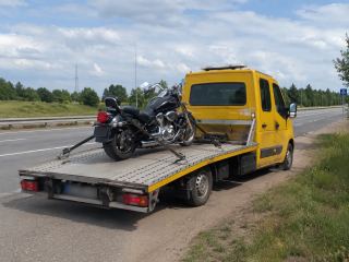 Motocykl przygotowany do transportu przy drodze – Rumia