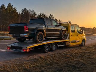 Pickup na lawecie o zachodzie słońca – wyciąganie auta w Rumi